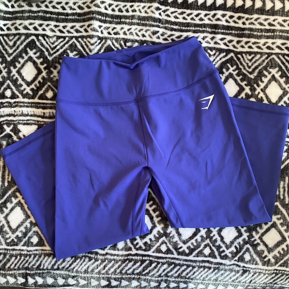 Periwinkle 3/4 Gymshark leggings.